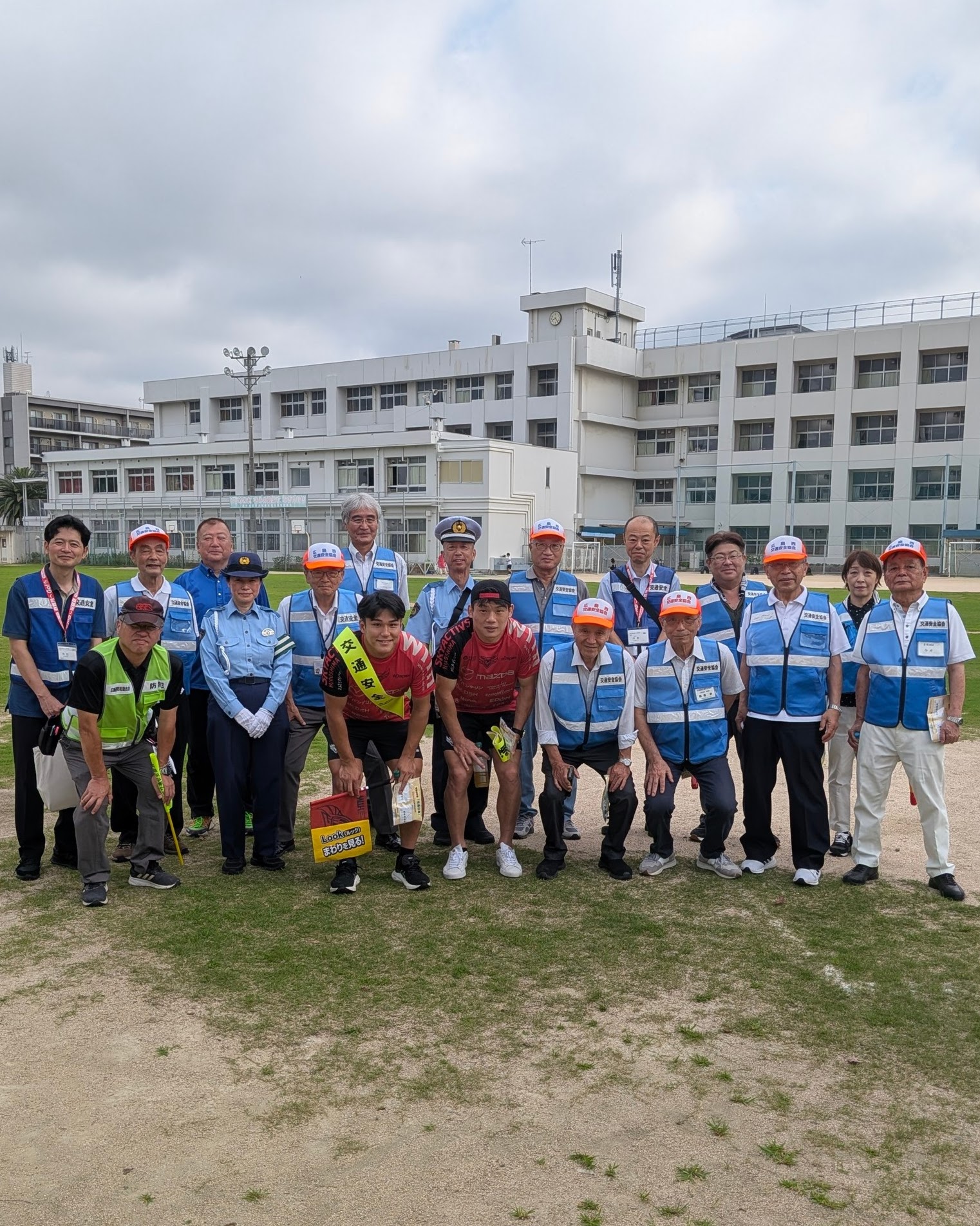 交通安全運動（庚午小学校前）に参加しました 画像
